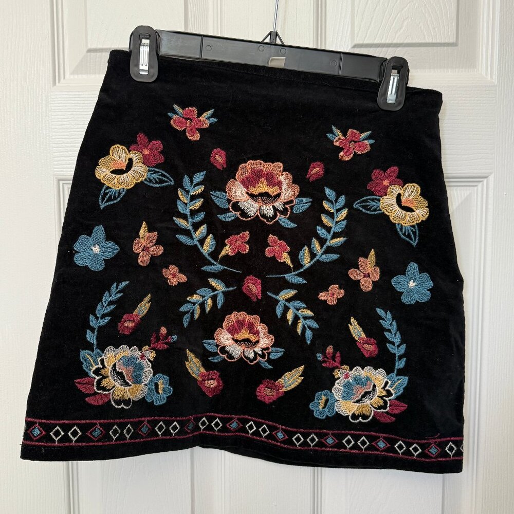 Floral embroidered mini skirt